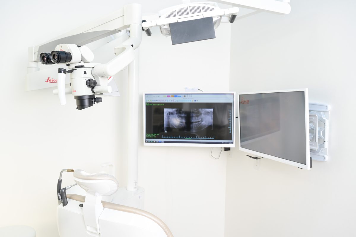 Sky Dental Clinic(京都府亀岡市)の診療室に設置されたマイクロスコープ