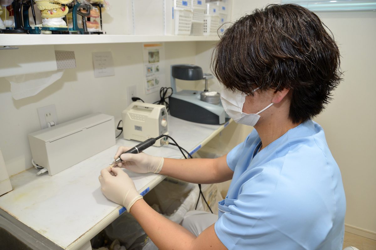 Sky Dental Clinic(京都府亀岡市)の院内技工室で技工物を製作する歯科技工士
